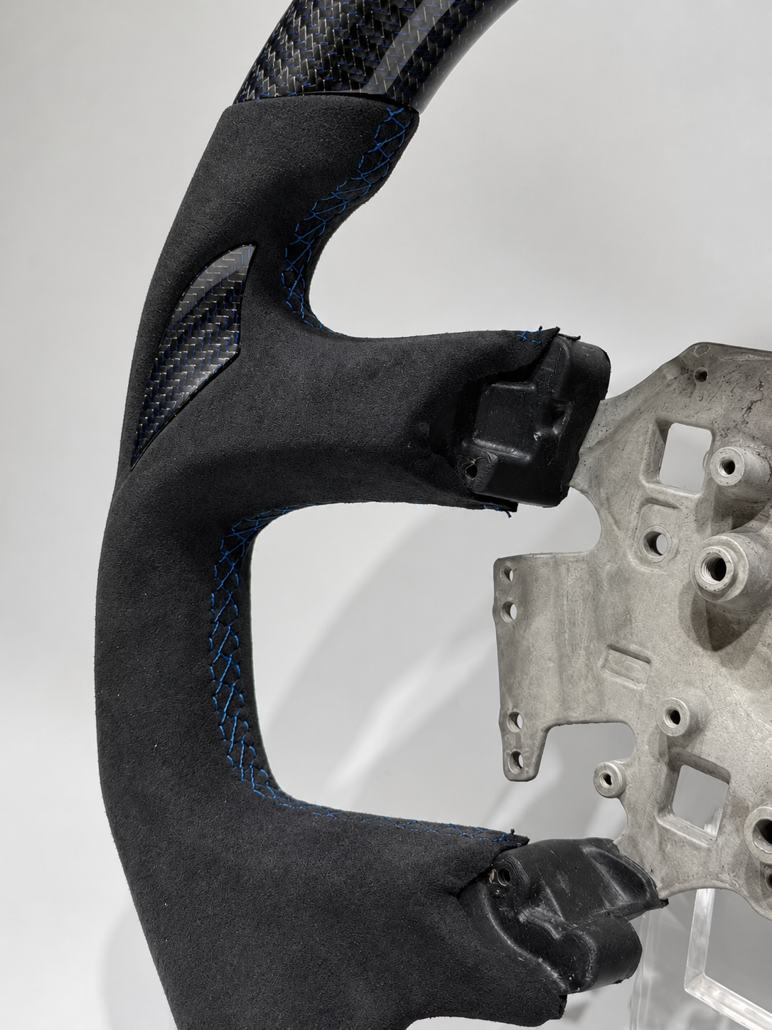 GENOVA Ford Territory SZ Alcantara and carbon fibre steering wheel material and mounting detail
