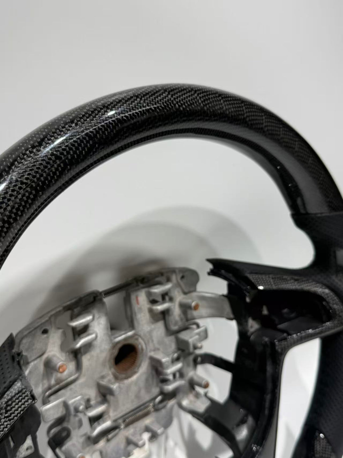 GENOVA Ford Territory SZ carbon fibre steering wheel construction and mounting detail